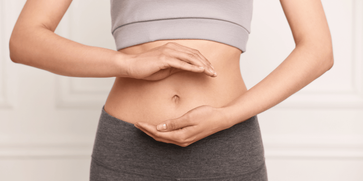Frau hält ihre Hände vor den Bauch