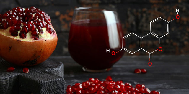 Ein aufgeschnittener Granatapfel mit roten Kernen liegt neben einem Glas mit Granatapfelsaft. Überlagert ist eine chemische Strukturformel von Urolithin-A.
