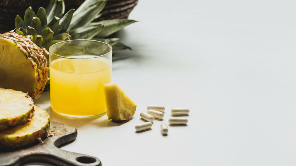 Ananas, Ananassaft und Bromelain-Kapseln – natürliche Kombination zur Förderung der Bromelain Wirkung im Alltag