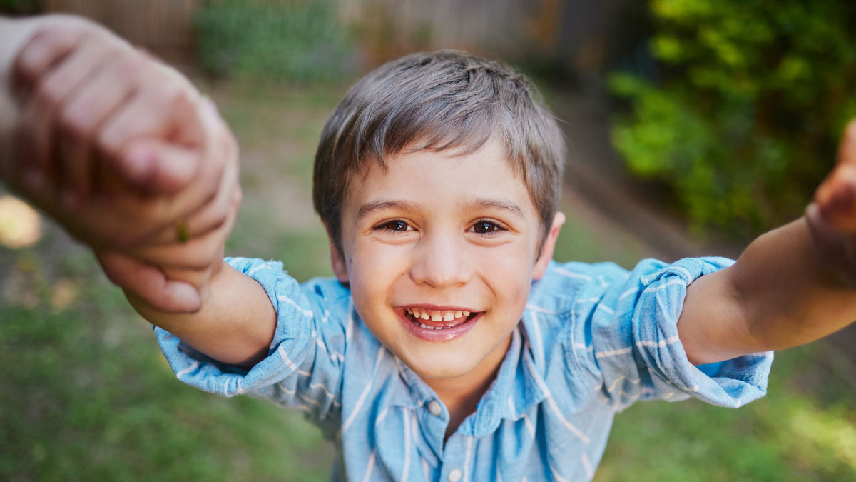 Glücklicher Junge beim Spielen – Omega-3 für Kinder als Teil einer gesunden Entwicklung